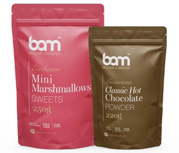 Klasyczny zestaw gorącej czekolady i różowych pianek marshmallows