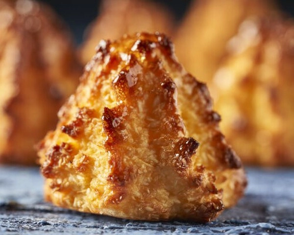 makaroniki z kokosem i truskawkami