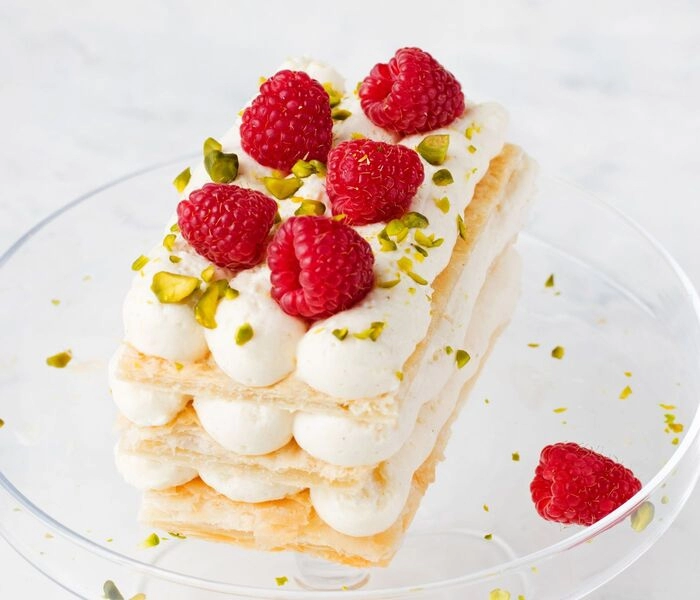 mille feuille z malinami i solonym karmelem