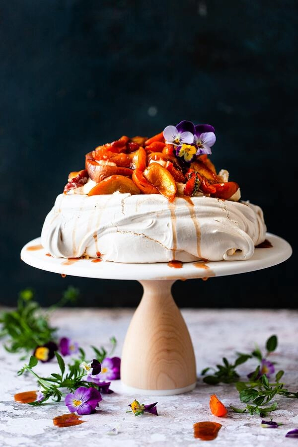 tort pavlova z zimowymi owocami